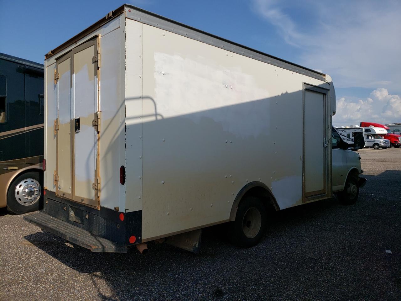 Chevrolet Express Image 3