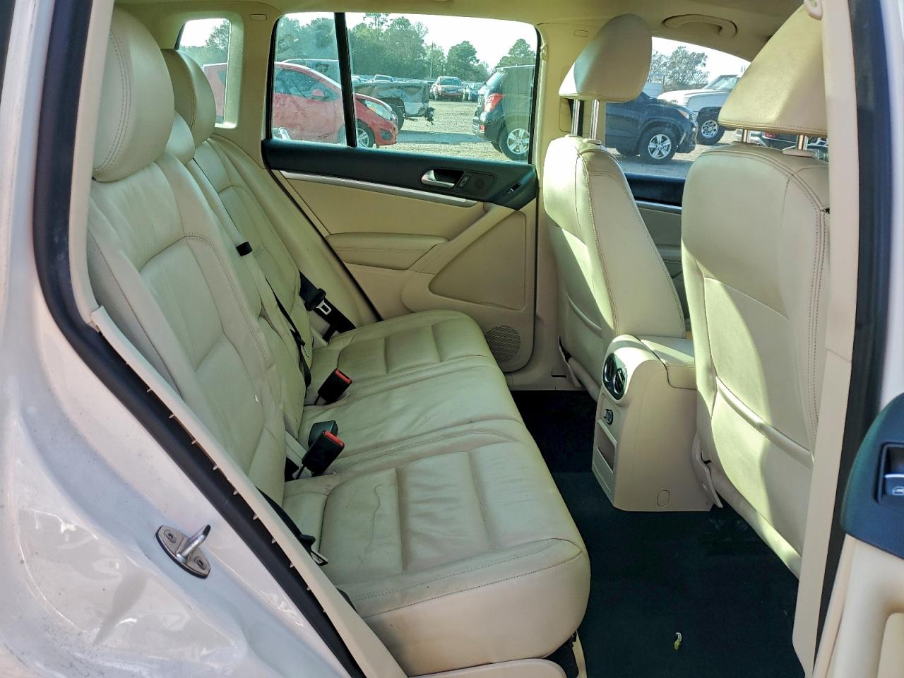 Volkswagen Tiguan S Image 5