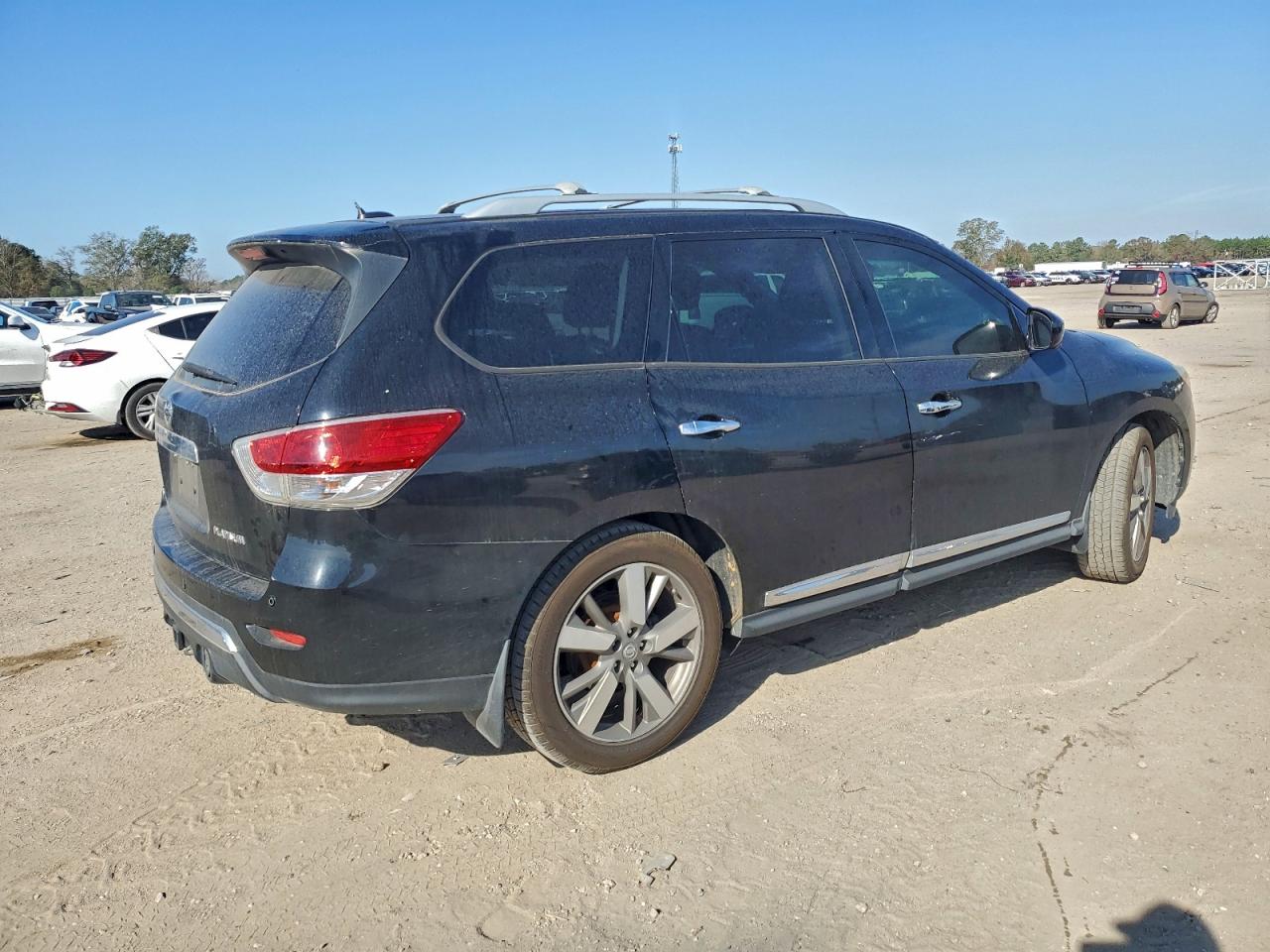 Nissan Pathfinder S Image 8