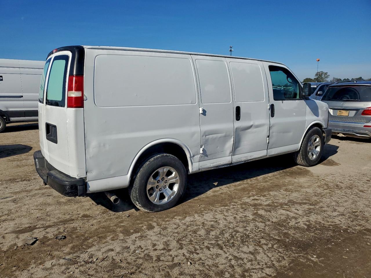 Chevrolet Express Image 5