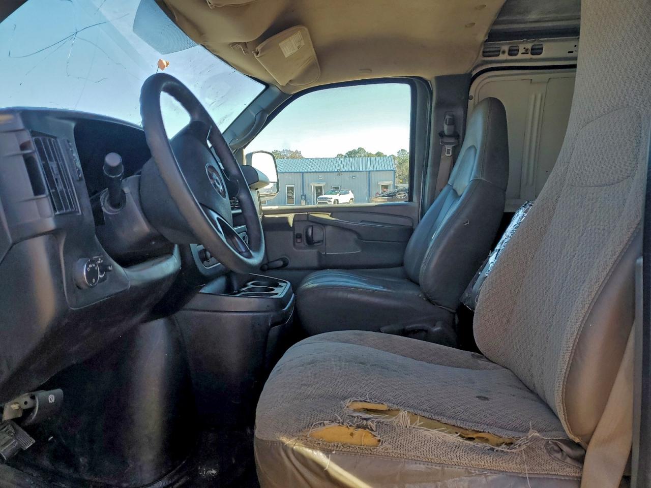 Chevrolet Express Image 12