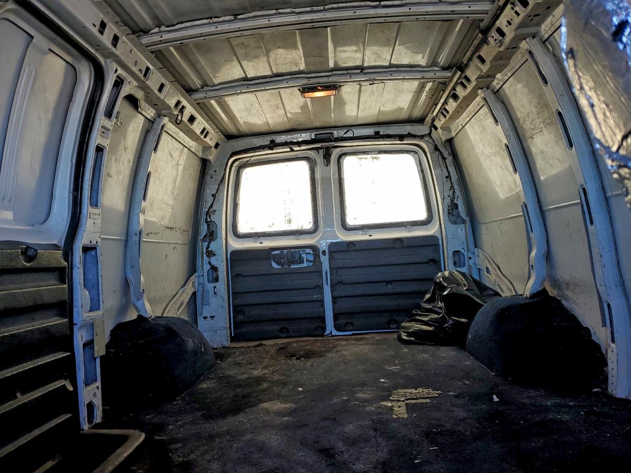 Chevrolet Express Image 2