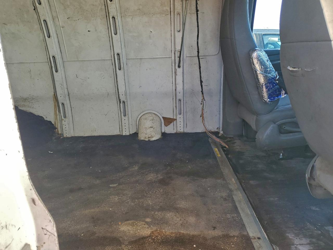 Chevrolet Express Image 4