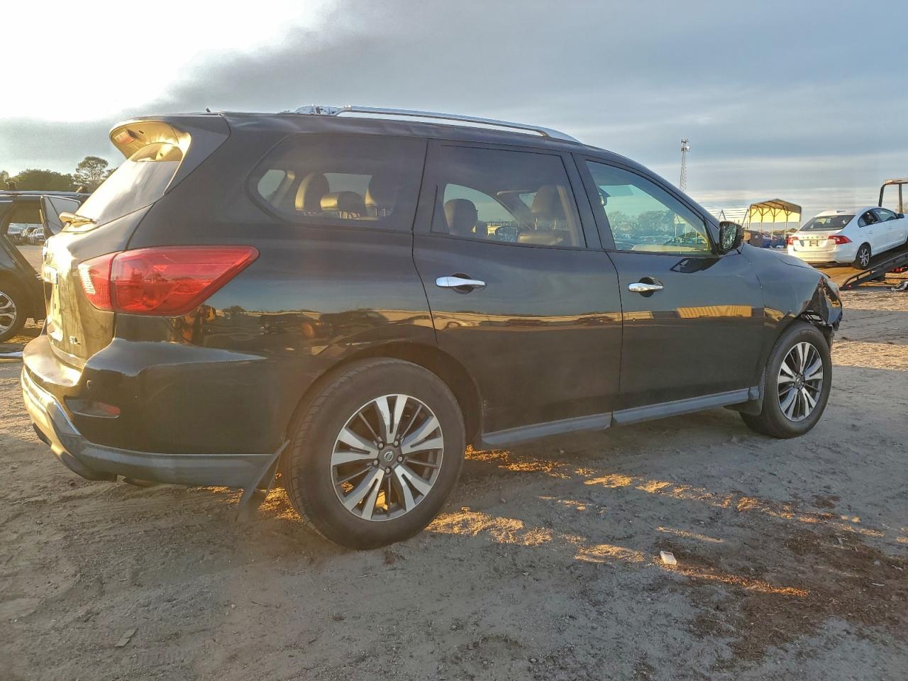 Nissan Pathfinder S Image 3