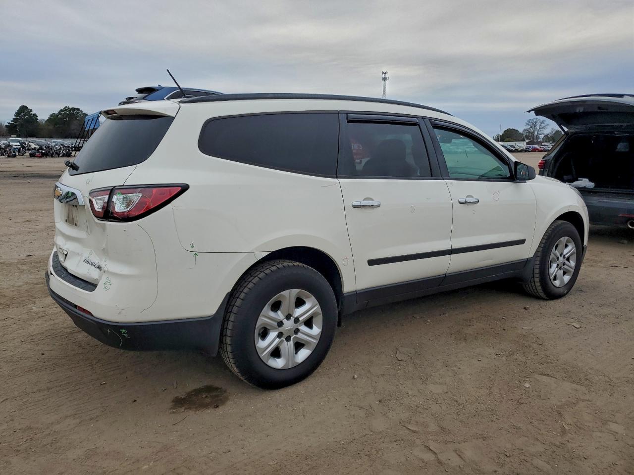 Chevrolet Traverse Ls Image 2
