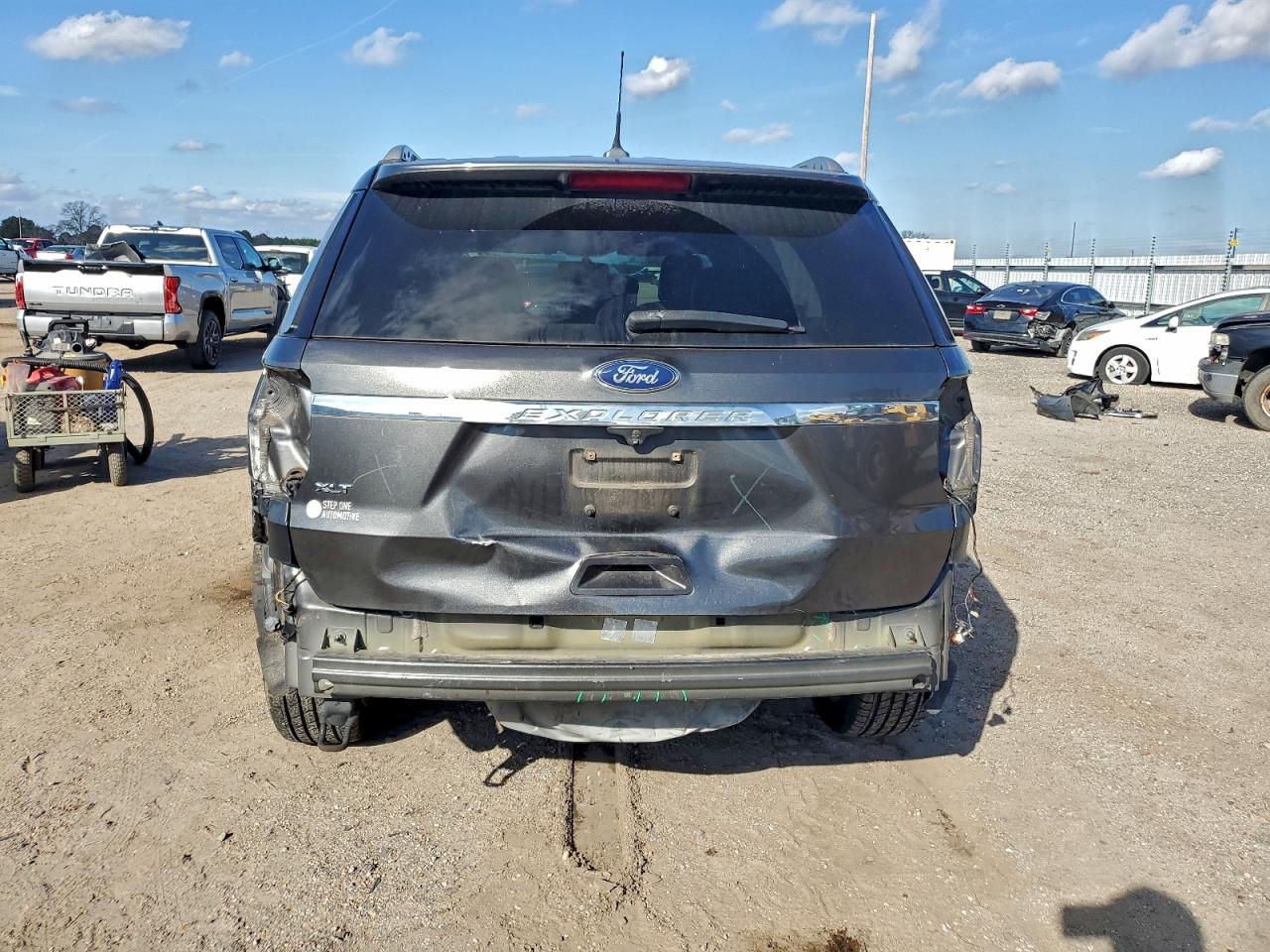 Ford Explorer Xlt Image 4