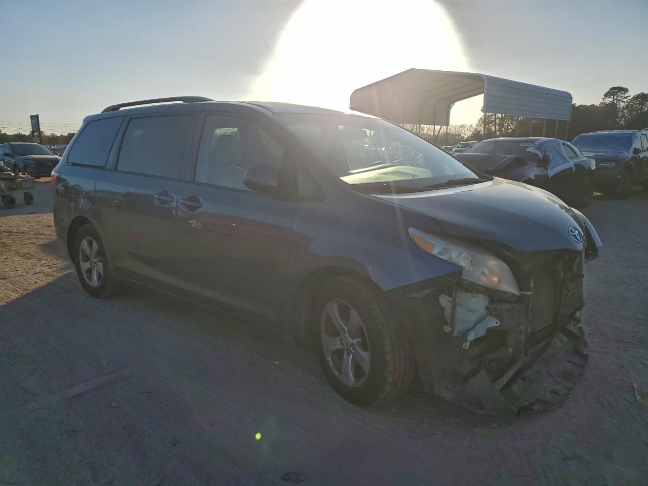Toyota Sienna Le Image 2