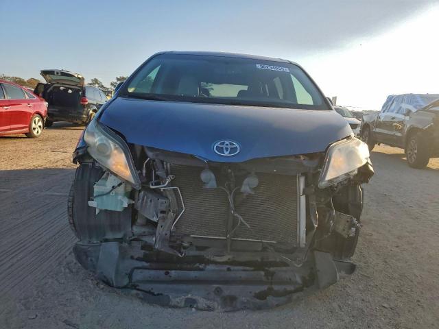 Toyota Sienna Le Image 3