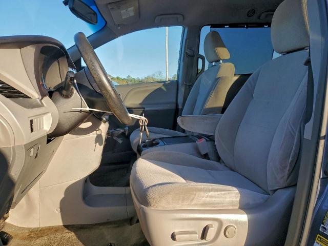 Toyota Sienna Le Image 4