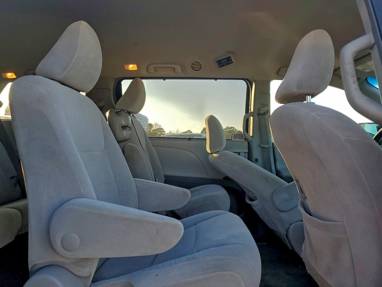 Toyota Sienna Le Image 8